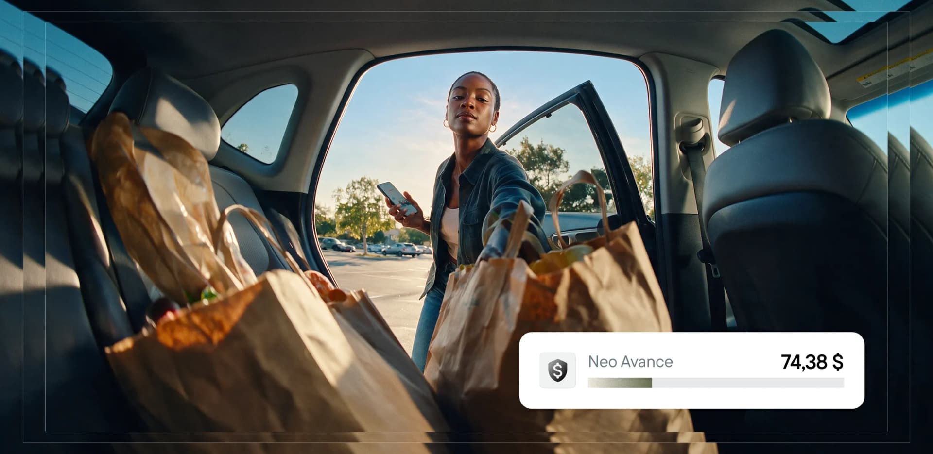 Femme qui charge des sacs d’épicerie dans une auto, avec un solde Neo Advance de 74,38 $ superposé à l’image.