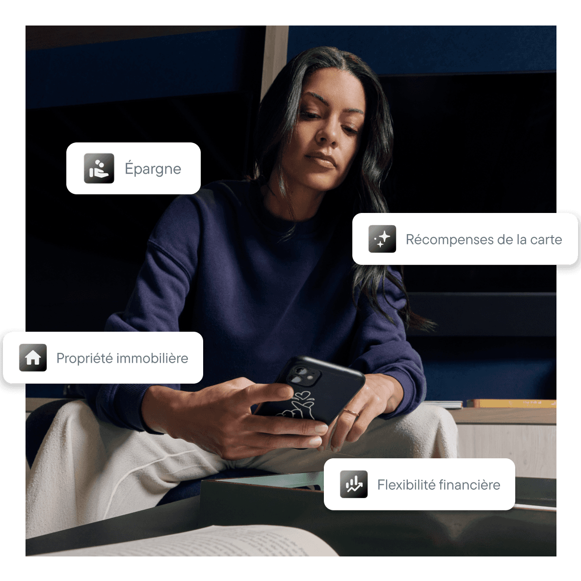 Femme assise qui regarde un téléphone, entourée d’étiquettes pour Épargne, Récompenses de carte, Accès à la propriété et Flexibilité financière.
