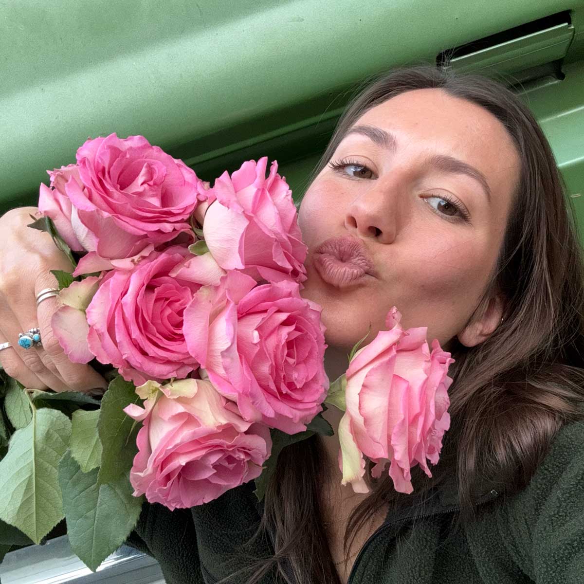 Vienna Hintze posting with full-bloomed roses for a selfie.