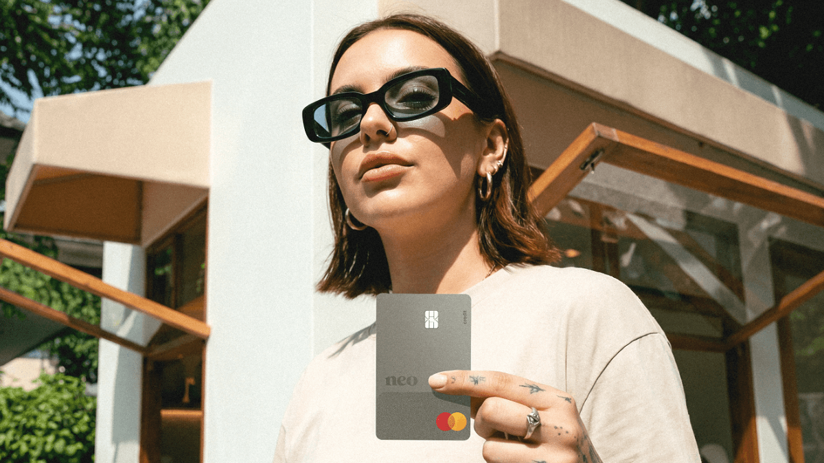 A person showing the Neo Mastercard, one of the easy to get credit cards in Canada