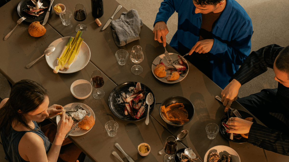 Neo Shop & Dine vs. Simplii: A group of friends gathered around a dining table at a restaurant, using the best dining credit card in Canada
