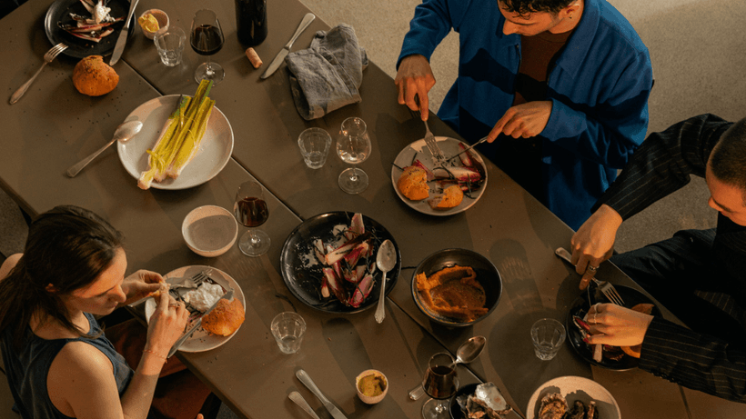 Neo Shop & Dine vs. Simplii: A group of friends gathered around a dining table at a restaurant, using the best dining credit card in Canada